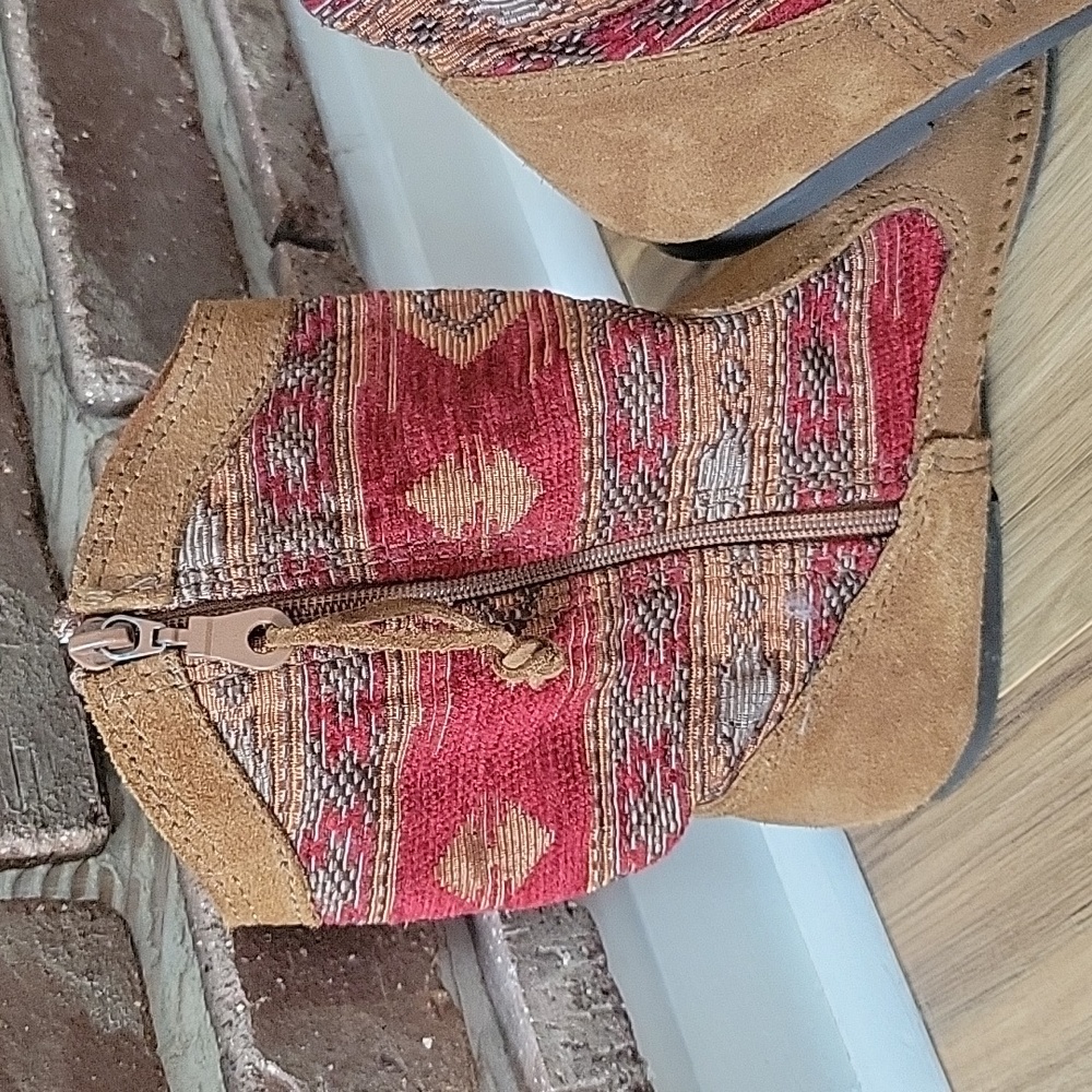 Minnetonka Booties Size 8 - Picture 3 of 11